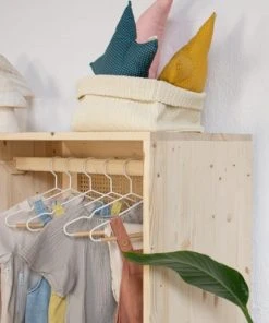 Hannun Armoire Montessori En épicéa Massif De Couleur Beige Avec Du Rotin -Maisons du Monde boutique armoire montessori en epicea massif de couleur beige avec du rotin 3