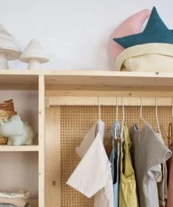 Hannun Armoire Montessori En épicéa Massif De Couleur Beige Avec Du Rotin -Maisons du Monde boutique armoire montessori en epicea massif de couleur beige avec du rotin 4