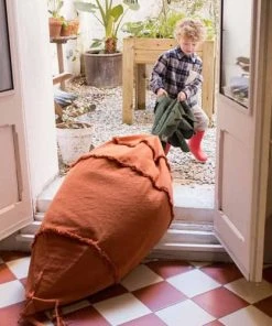 Lorena Canals Pouf Géant Cathy La Carotte X Oli & Carol (100 X 55 Cm) -Maisons du Monde boutique pouf geant cathy la carotte x oli carol 100 x 55 cm 2